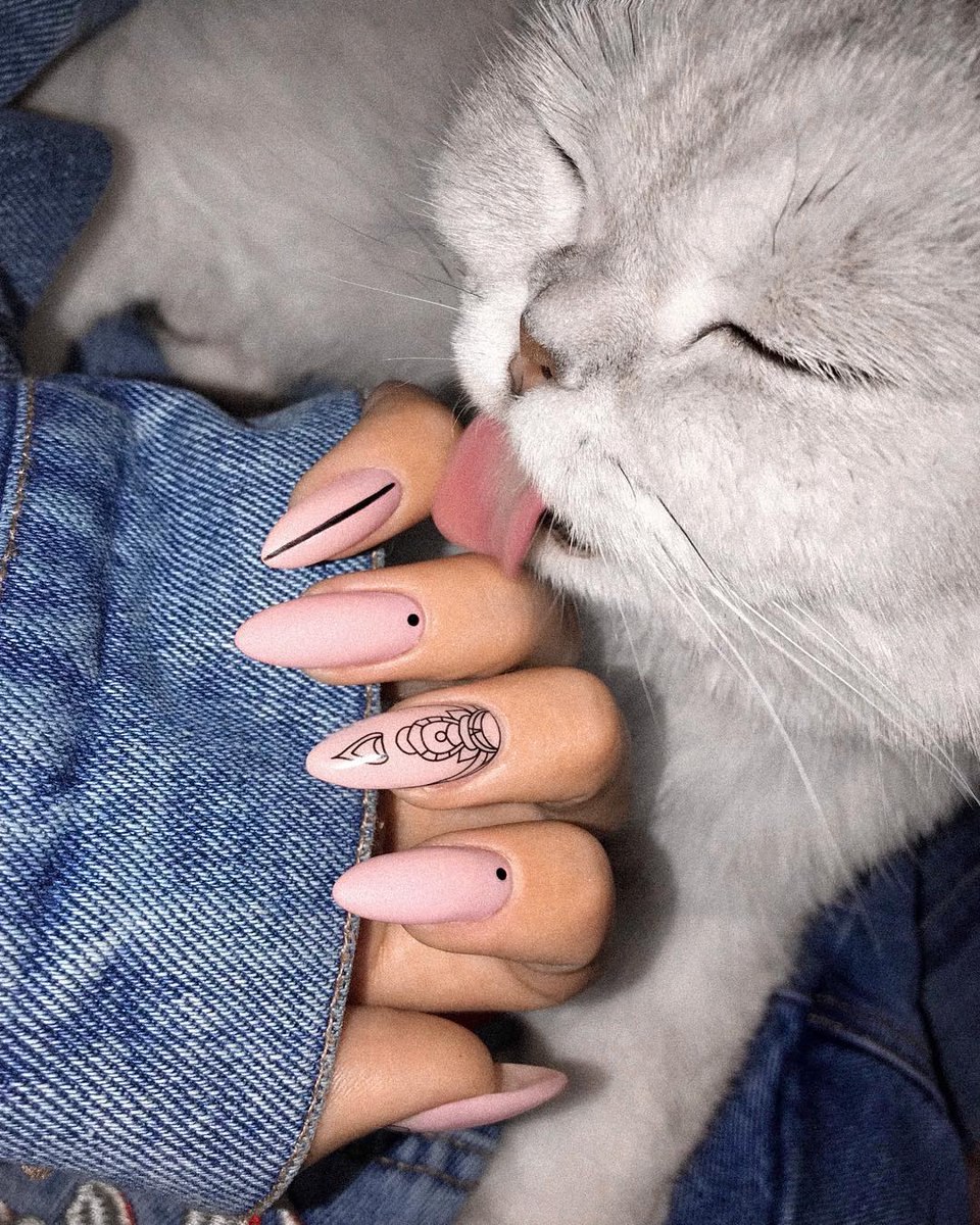 Маникюр бежевая кошка