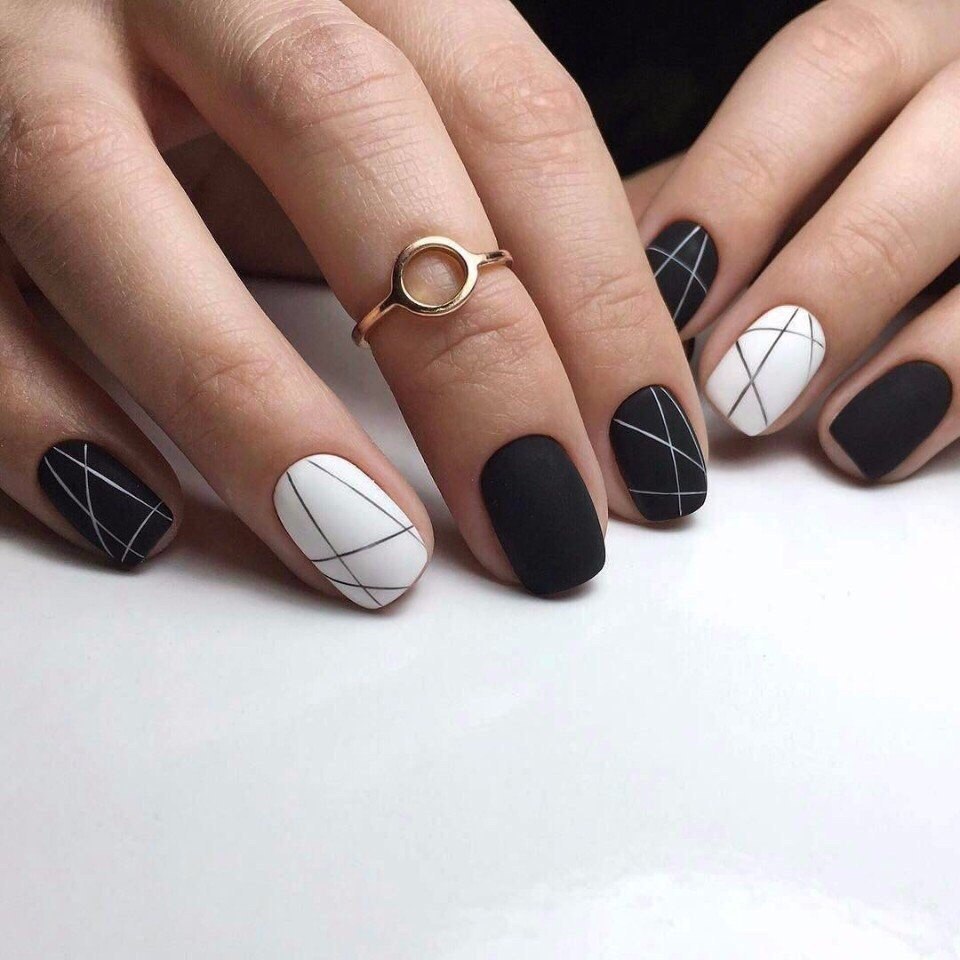 Черно белый маникюр на короткие ногти