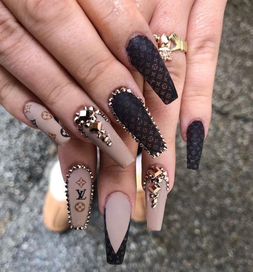 Ногти балерина Луи Луи Виттон