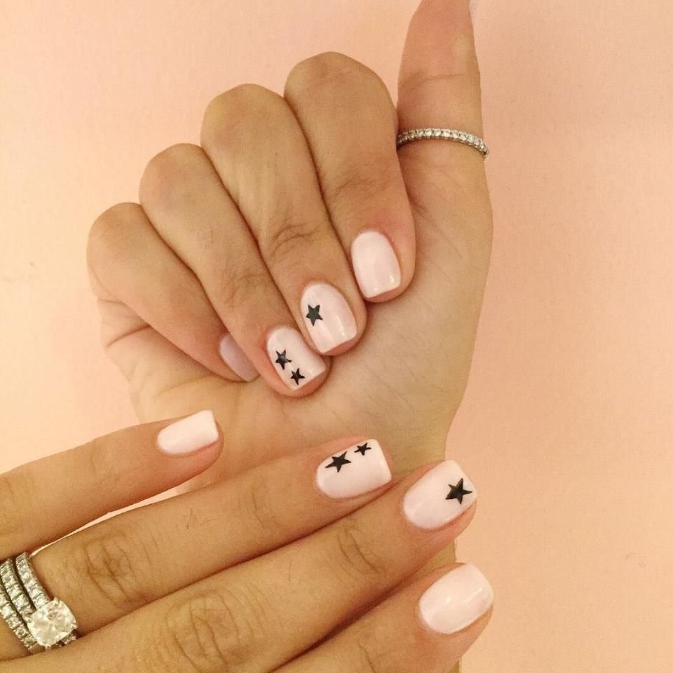 Ногти молочного цвета