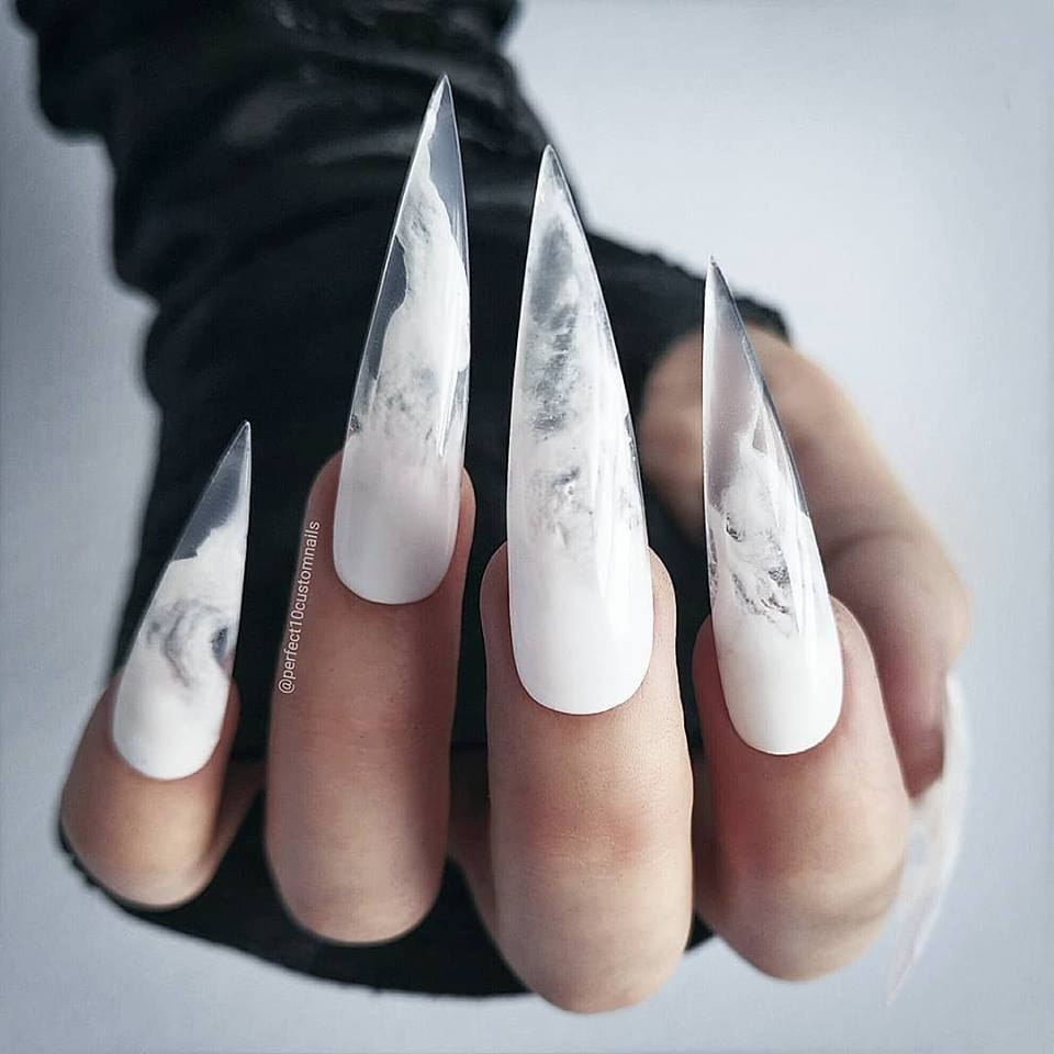 Наращивание ногтей, стилет белые