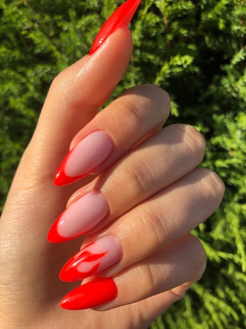 Яркие коралловые ногти