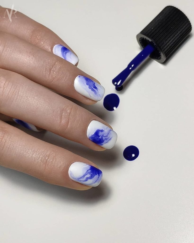 Маникюр с разводами