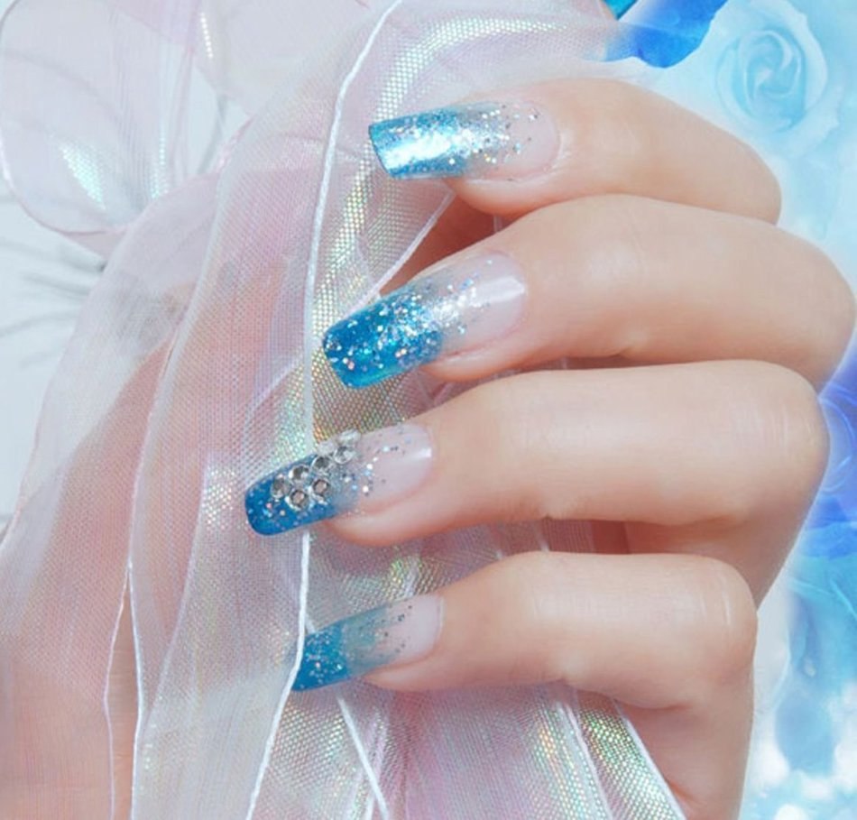 Маникюр розовый с блёстками