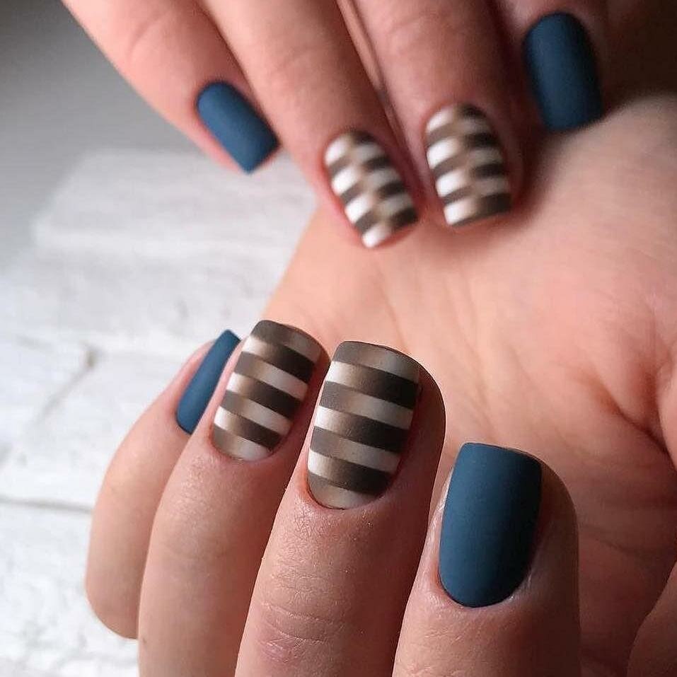 Красивый маникюр с полосками