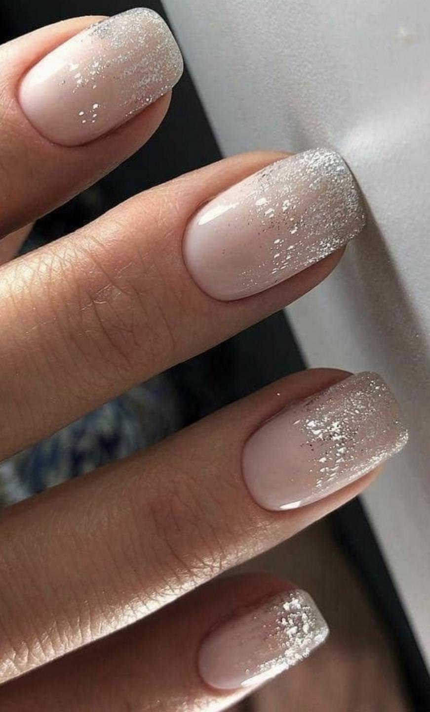 Маникюр с листьями