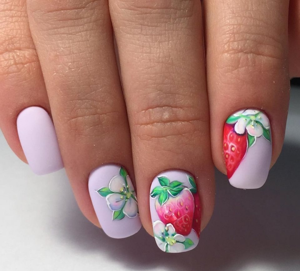 Маникюр с крупными цветами