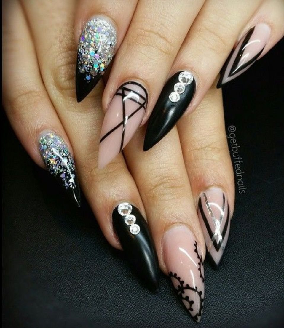 Чёрный френч на острых ногтях