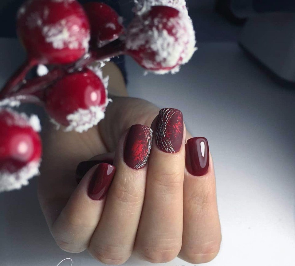 Бордовый маникюр с паутиной (76 фото)