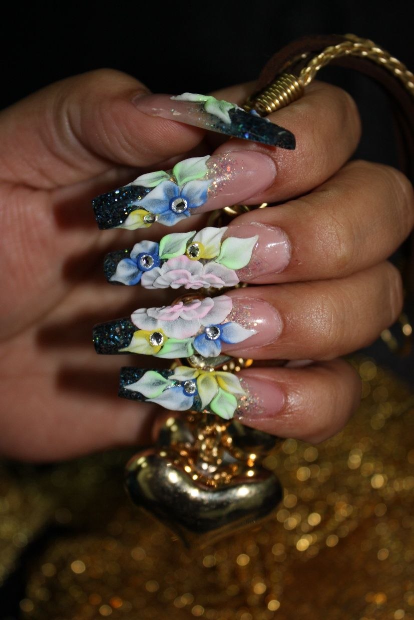 Французский маникюр с цветочками