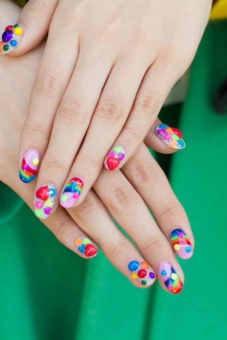 Праздничный маникюр на короткие ногти