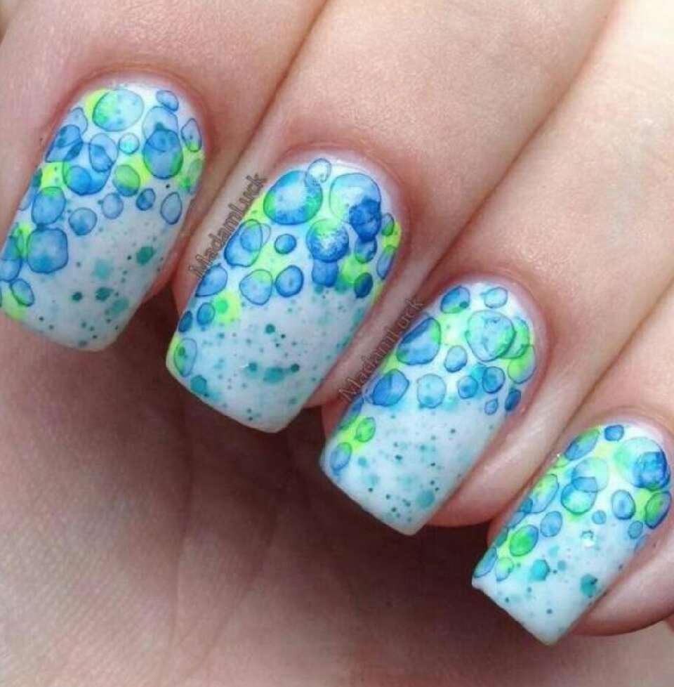 Летний маникюр с капельками