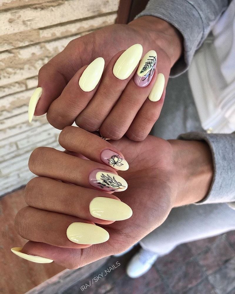 Светло желтый маникюр миндаль