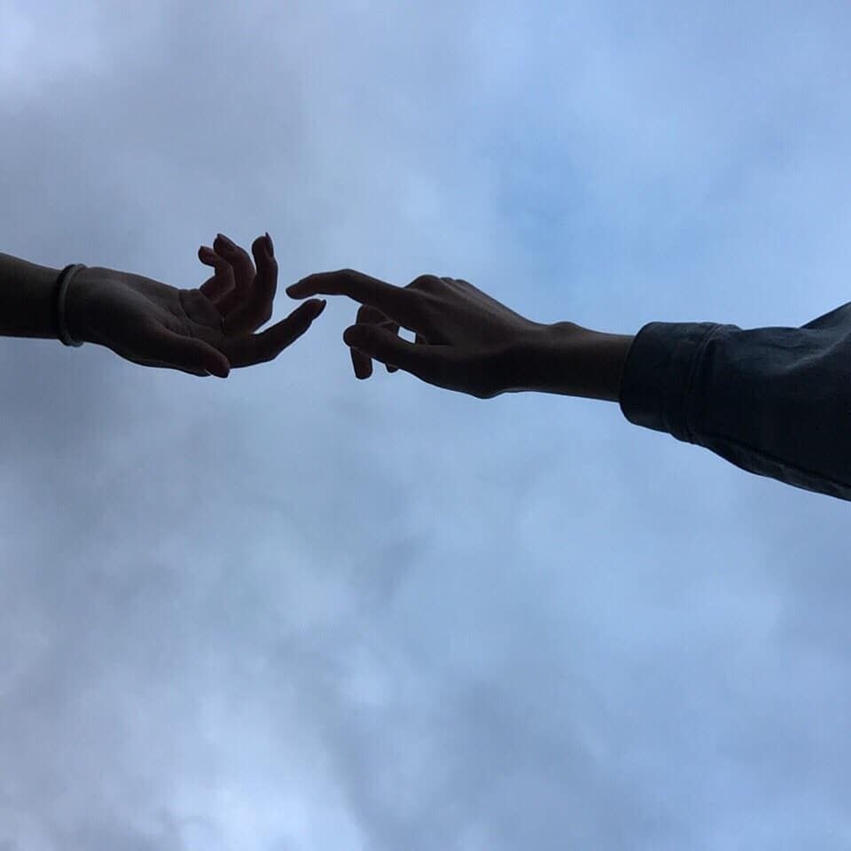 Руки тягуться друг к другу