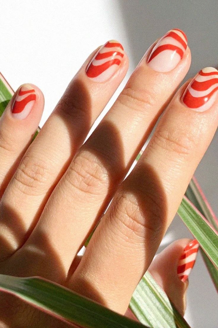 Волнистые линии на ногтях