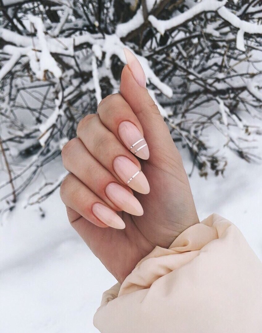 Матовый френч на миндалевидных ногтях