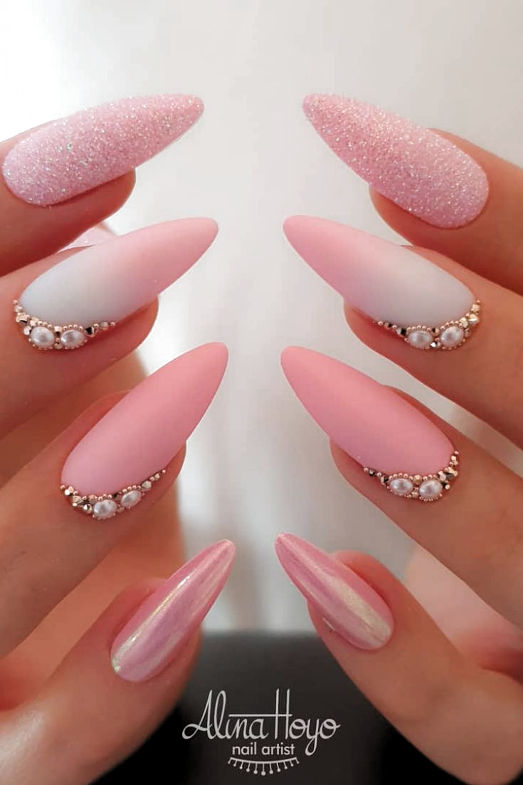 Нежно розовый маникюр на длинные ногти миндалевидной формы (75 фото)