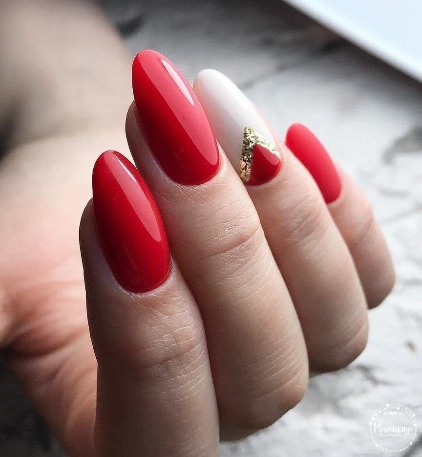 Красный маникюр с веточкой