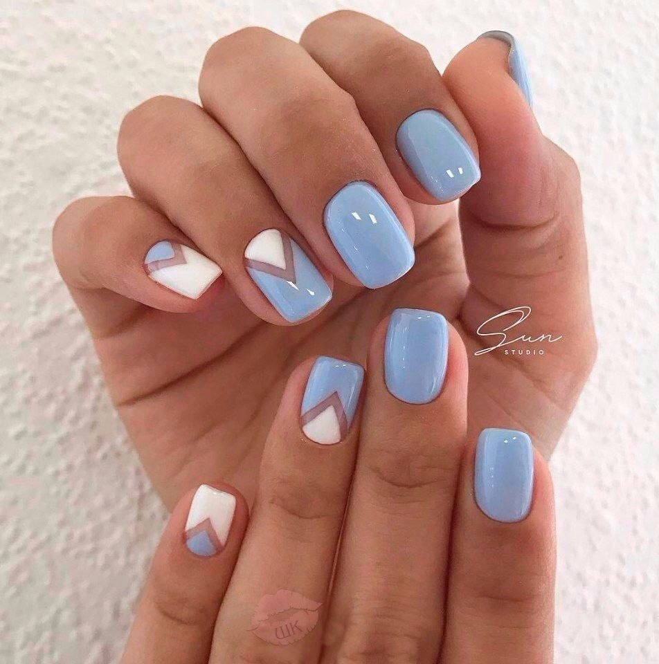 Маникюр в голубых тонах