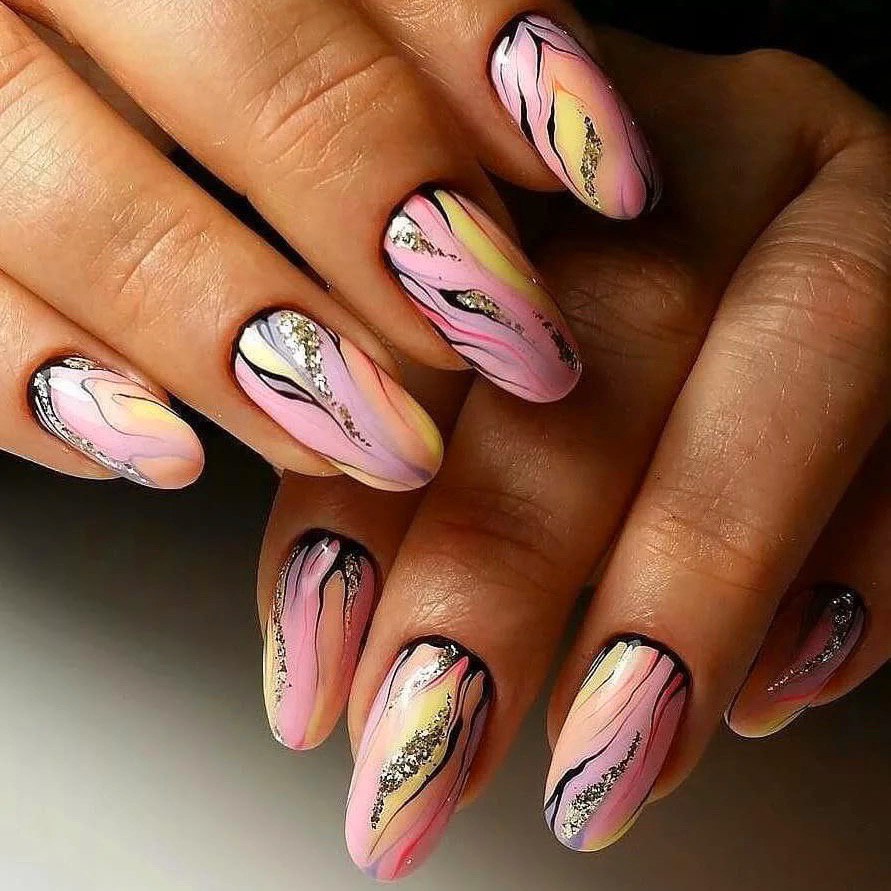 Маникюр коралловый с рисунком