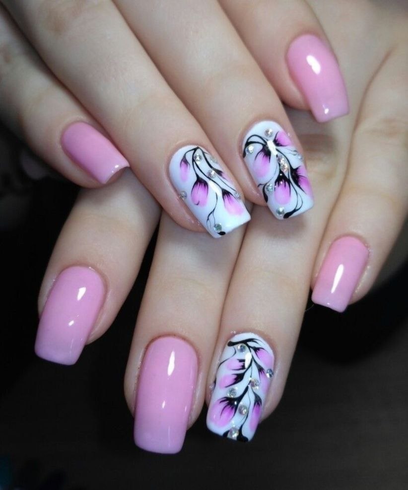 Яркий розовый маникюр