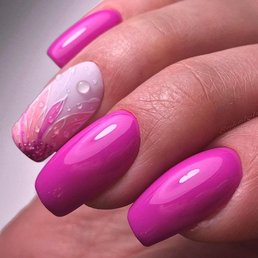 Розовые ногти с абстракцией