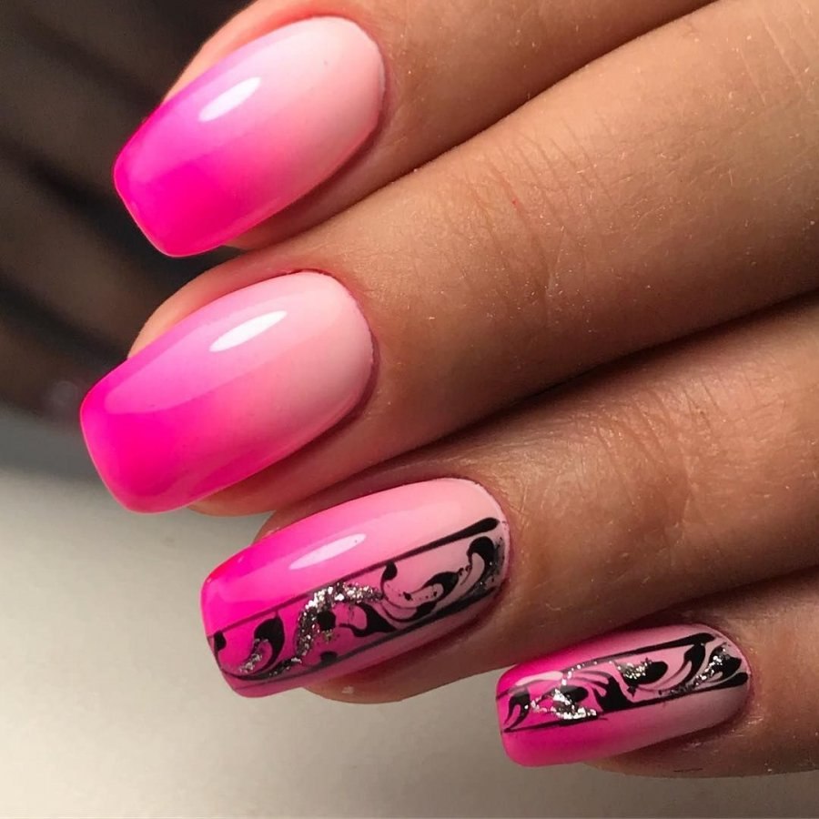 Розовый маникюр