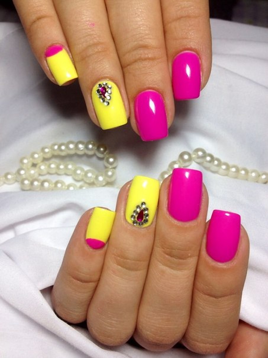 Маникюр жёлтый с розовым