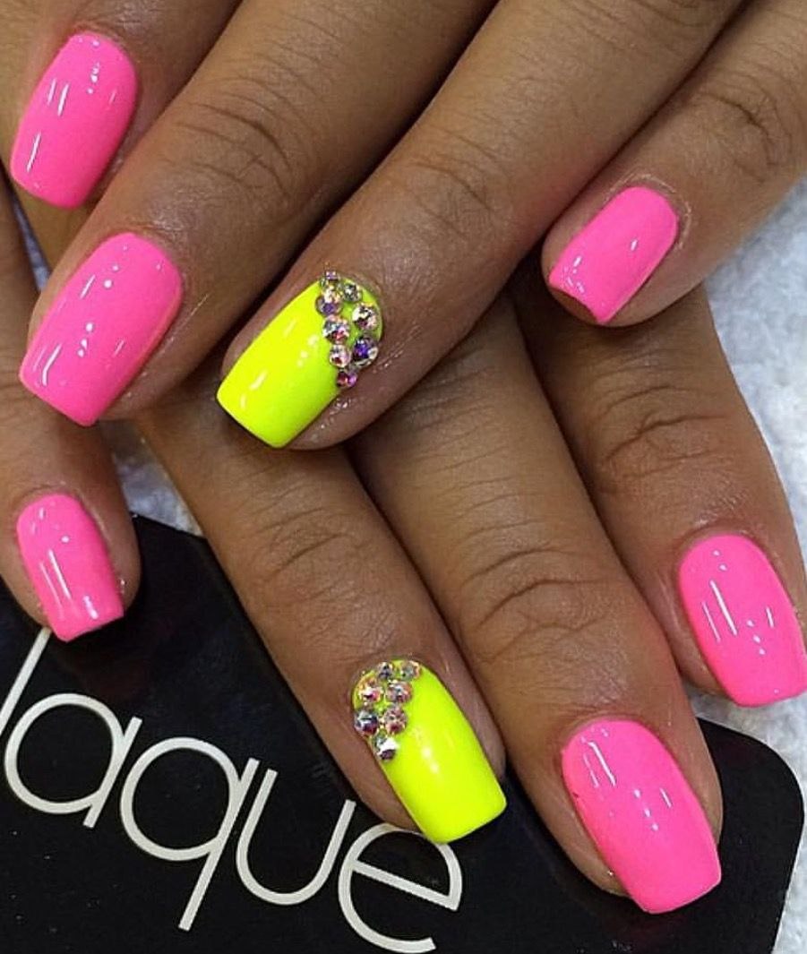 Яркий розовый маникюр