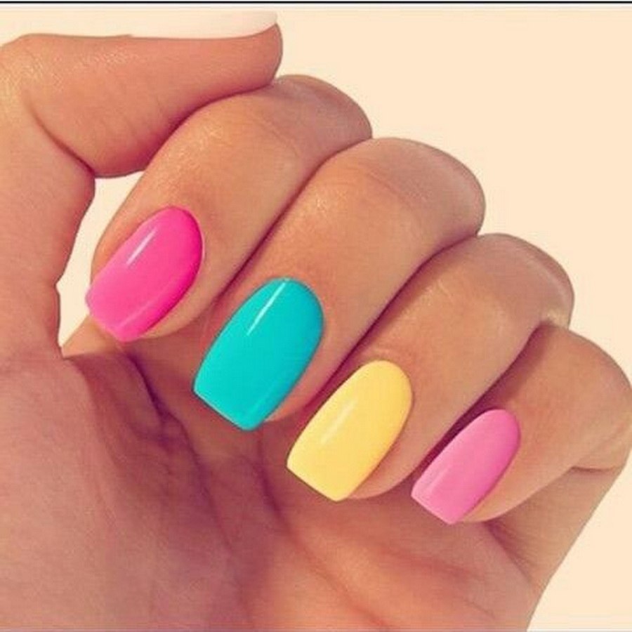 Яркое омбре на ногтях