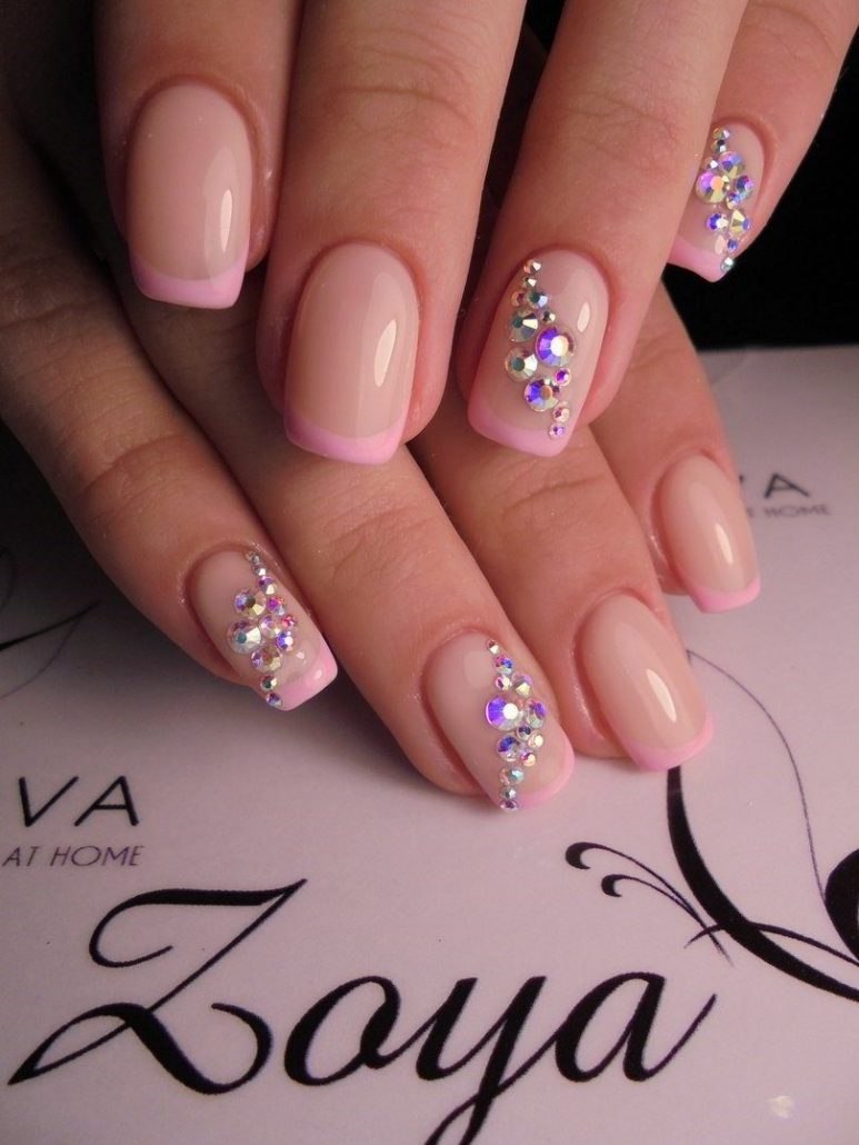 Французский маникюр с красными цветами