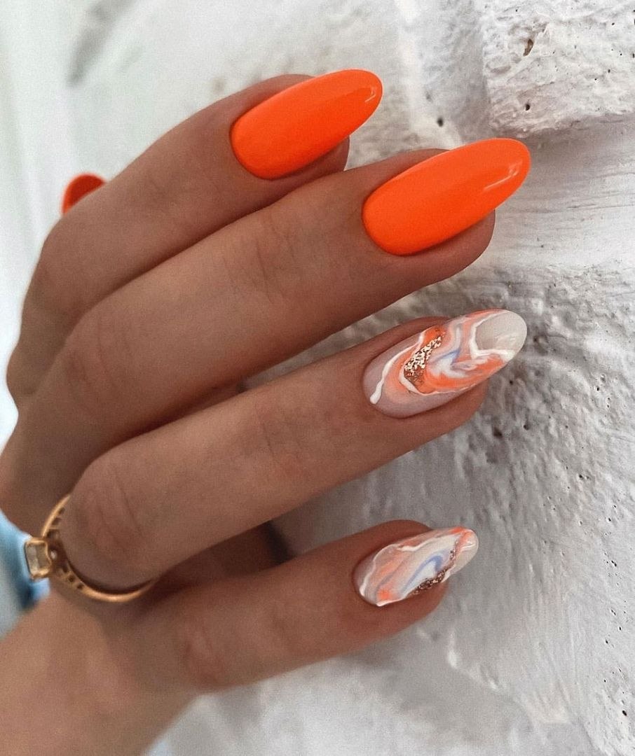 Оранжевый маникюр с лисичкой