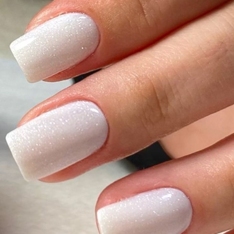 Бело серебристый маникюр