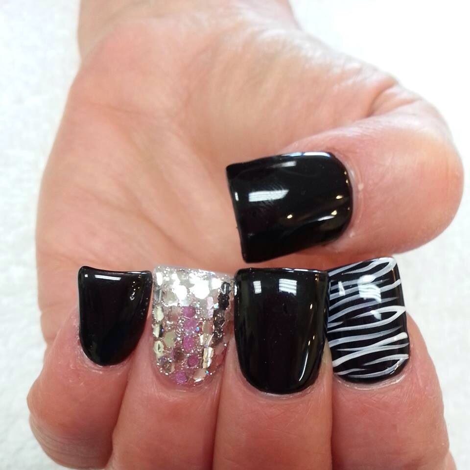 Бежевые ногти с чёрной полоской и хлопьями