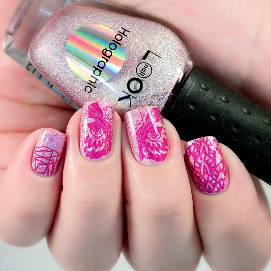 Молочный маникюр со стемпингом