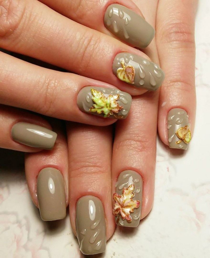 Маникюр с кленовым листочком