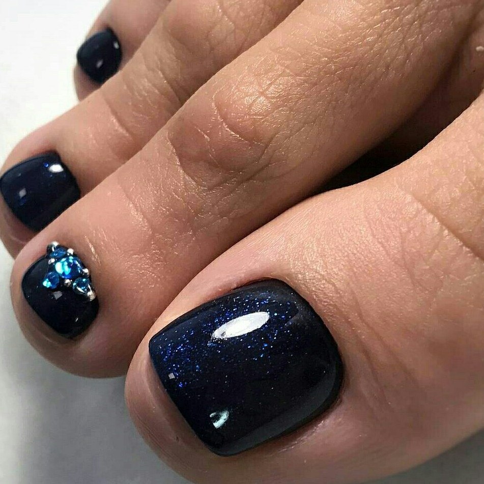 Педикюр синий лак