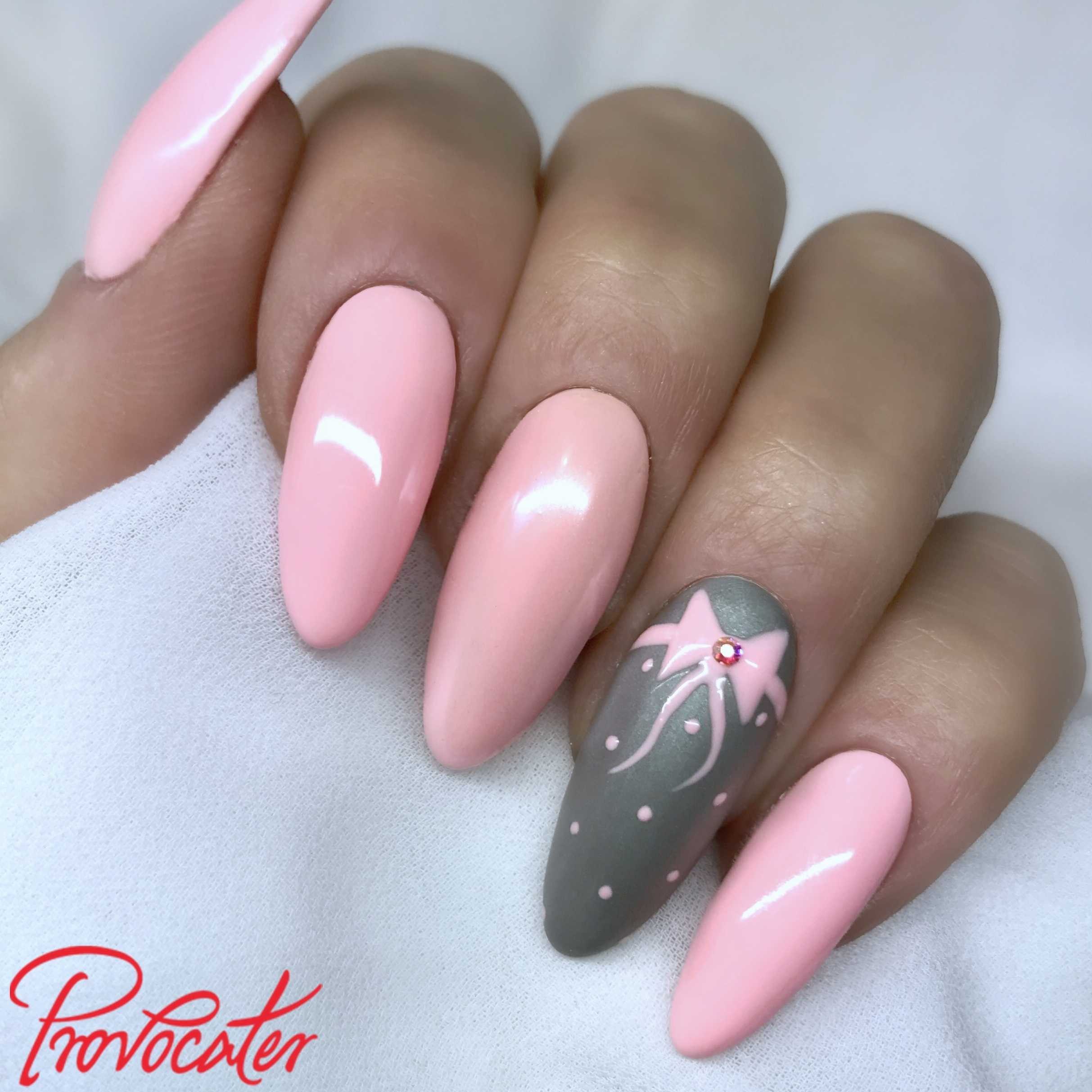 Серо-розовый маникюр на миндалевидных ногтях