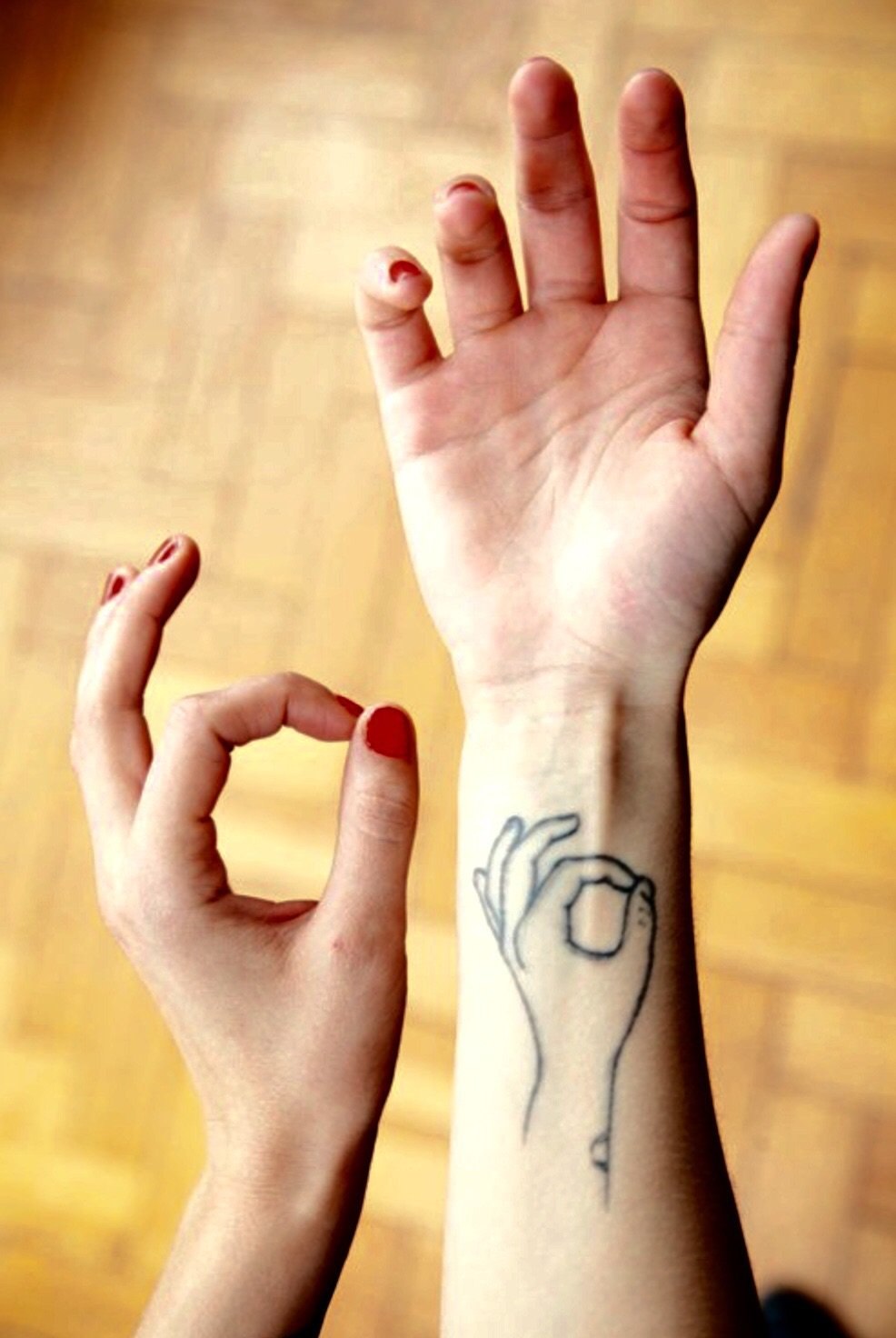 Навести на руки. Татуировка на запястье. Красивые Татуировки на запястье. Татуировка на запястье для девушек. Рука рисунок.