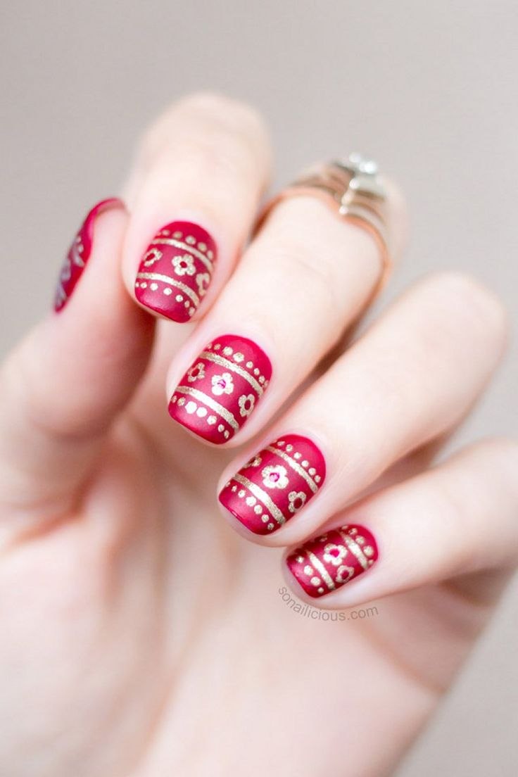 Новогодний маникюр с орнаментом