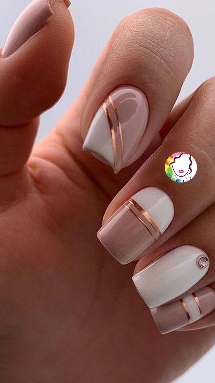 Красивый маникюр с полосками