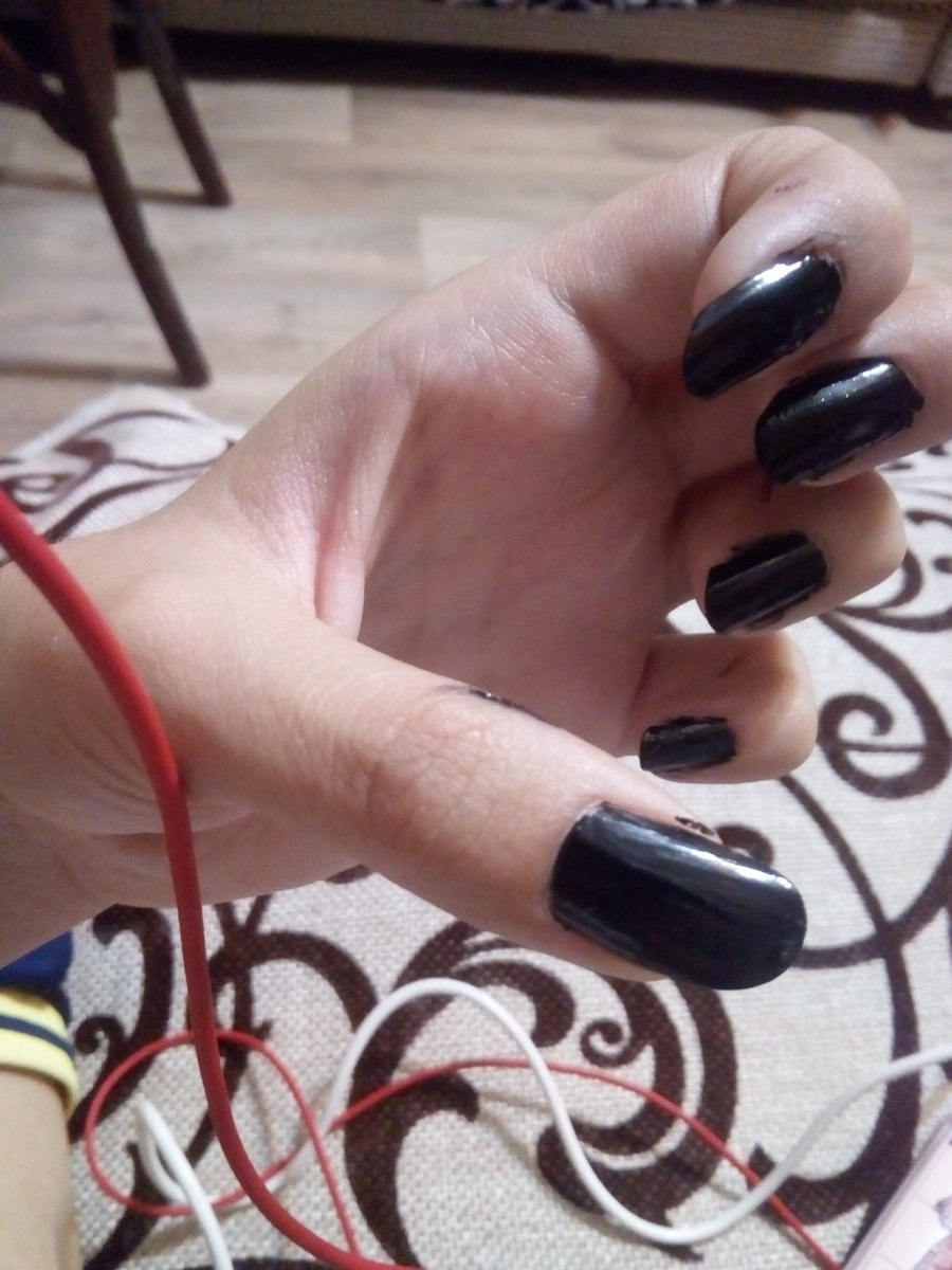 Черные ногти красить