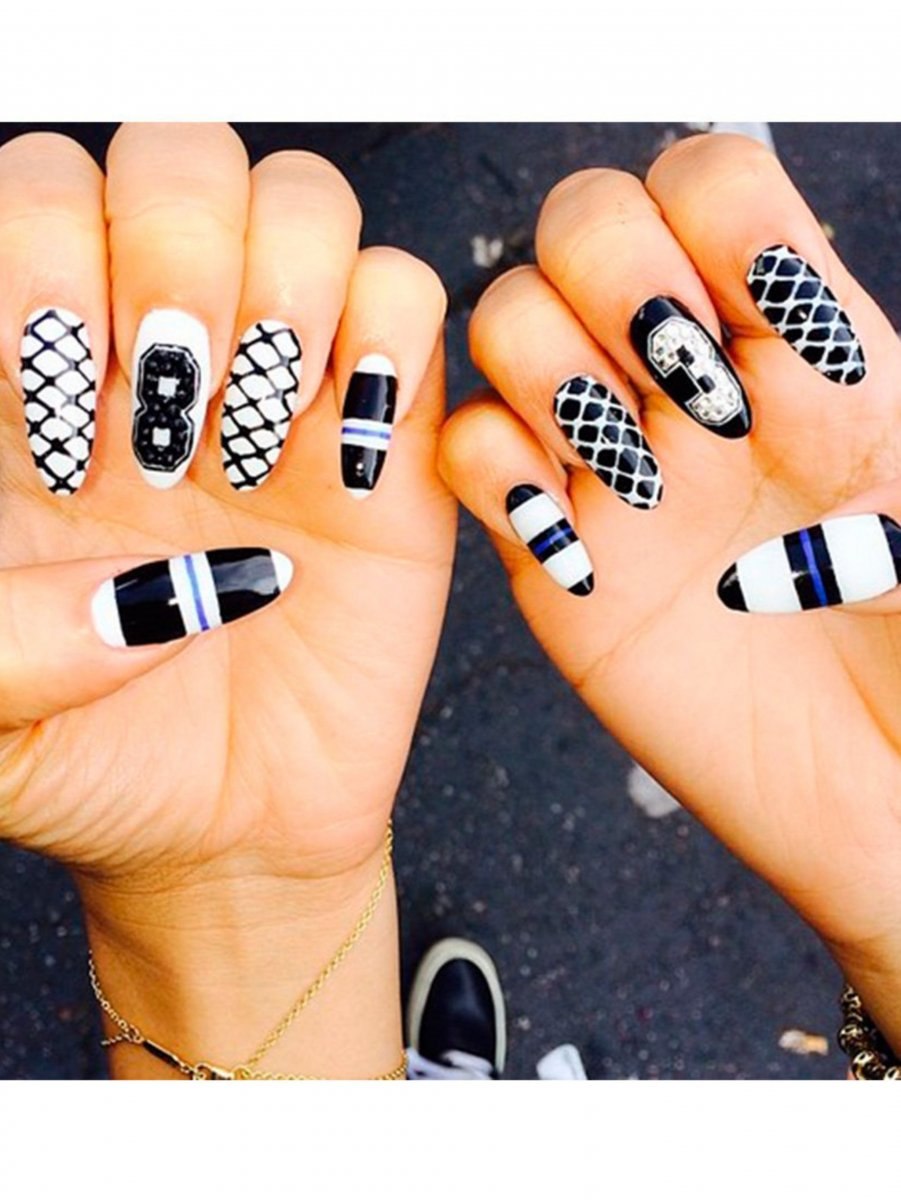 Чёрно-белый маникюр для подростков