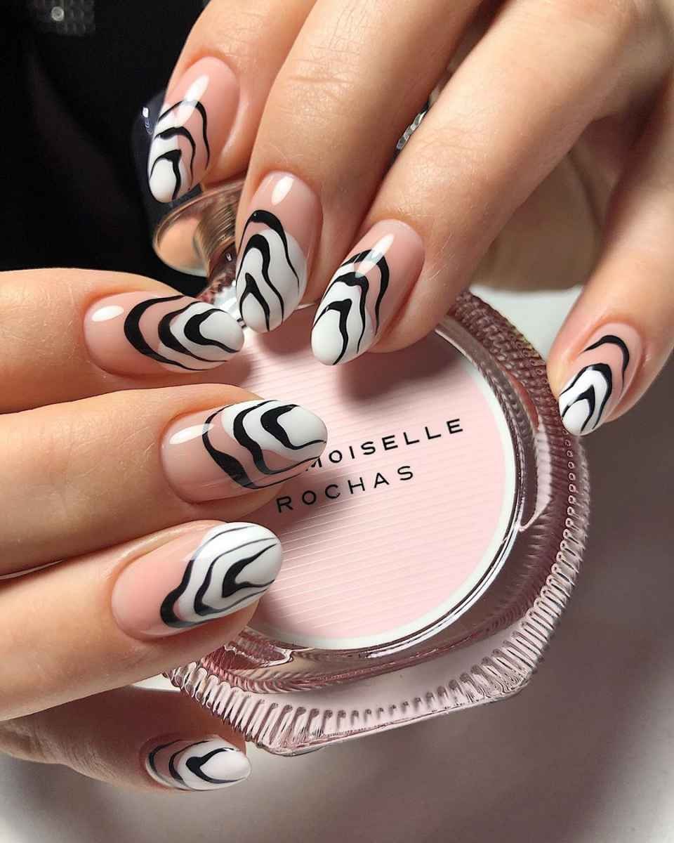 Маникюр с зеброй принтом