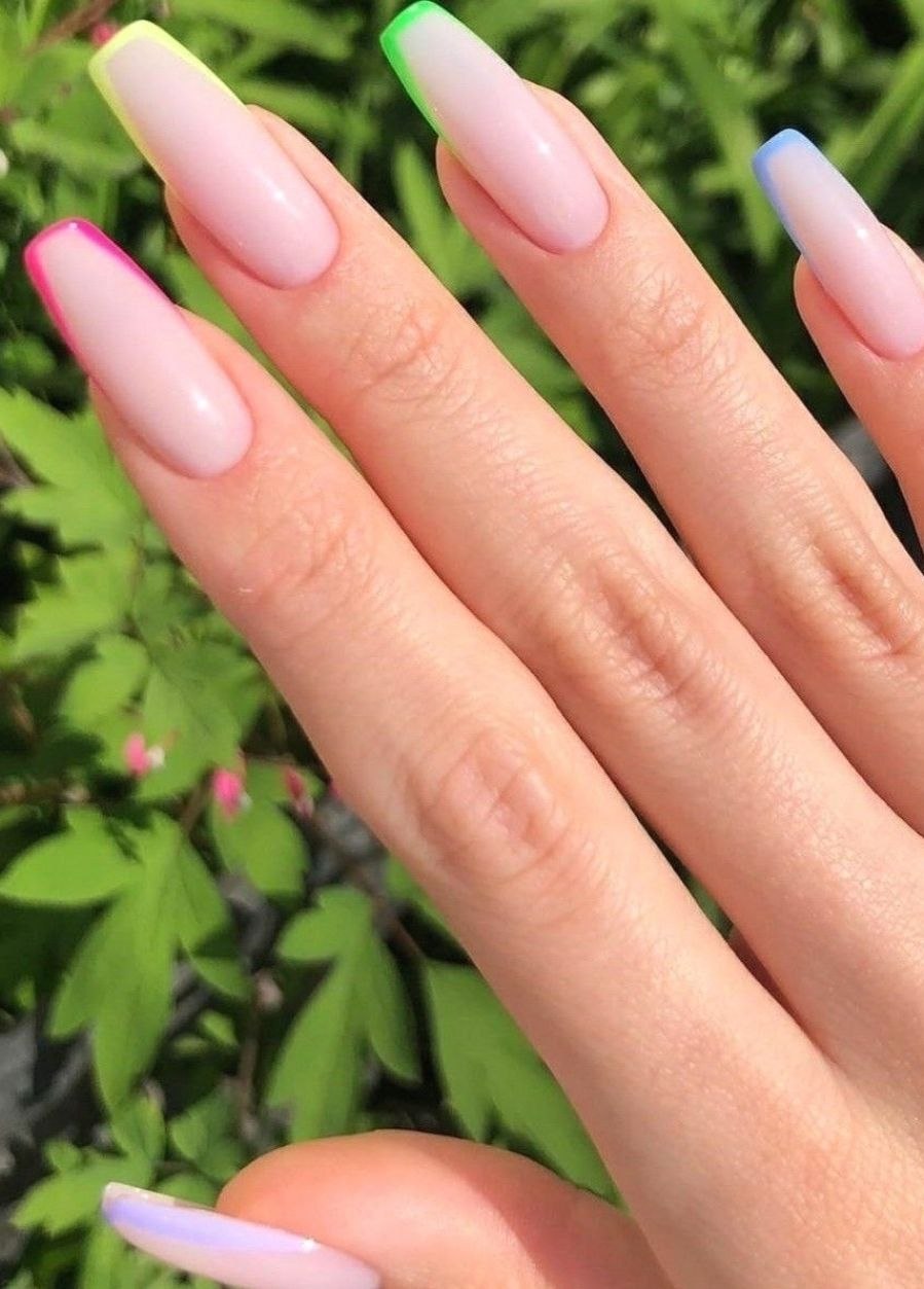 Красный на миндалевидных ногтях 2021