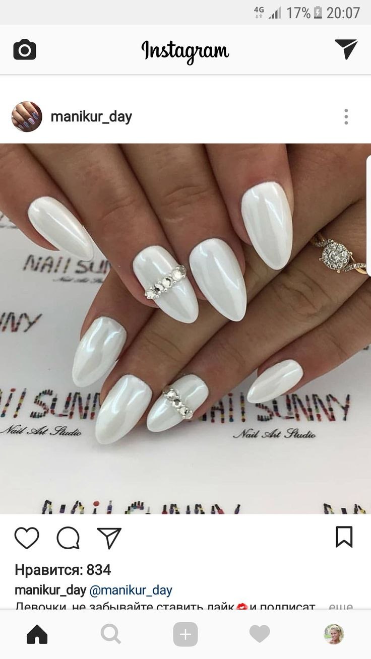 Белый маникюр с втиркой
