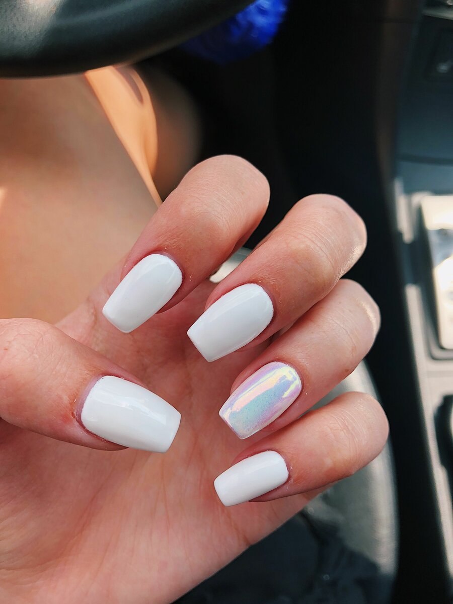 Маникюр 2021 с белым лаком