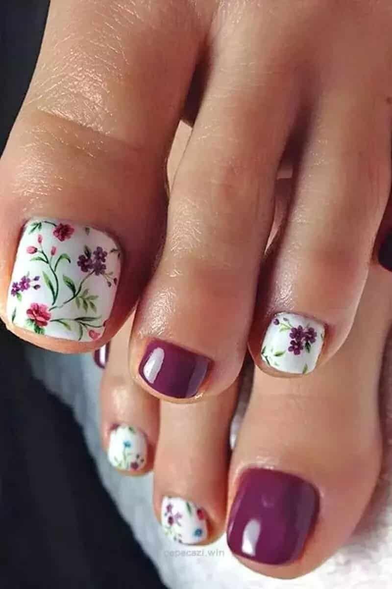 Голубой педикюр