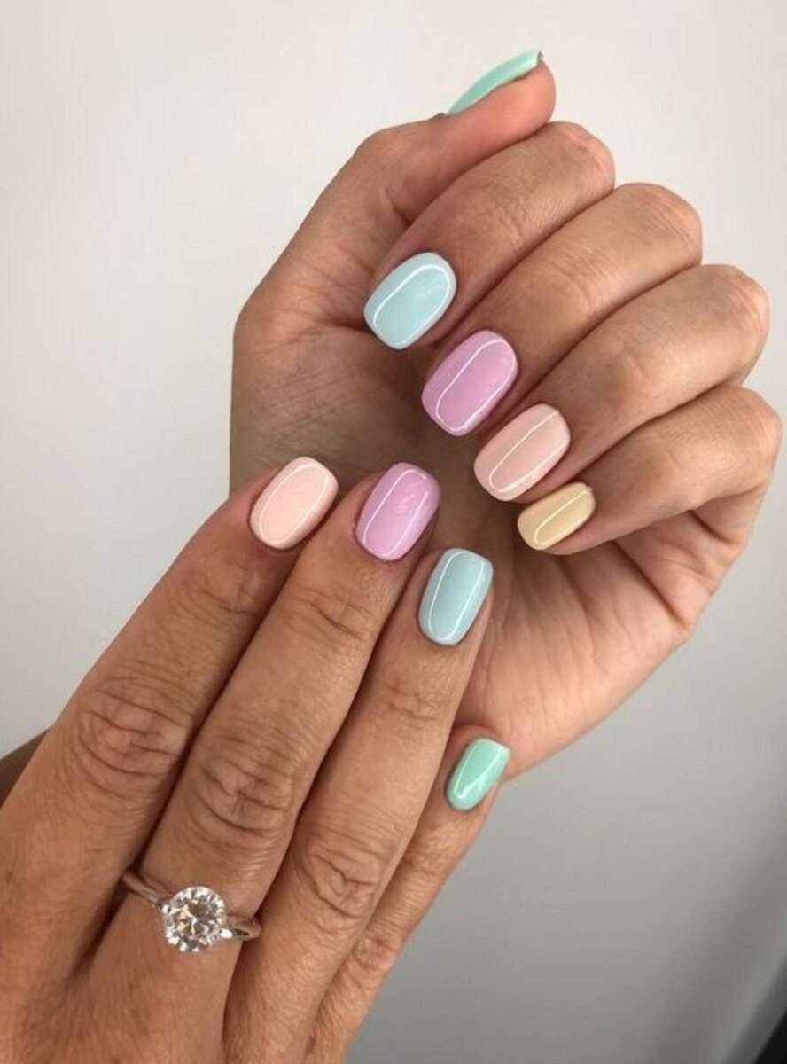 Маникюр мятный с розовым