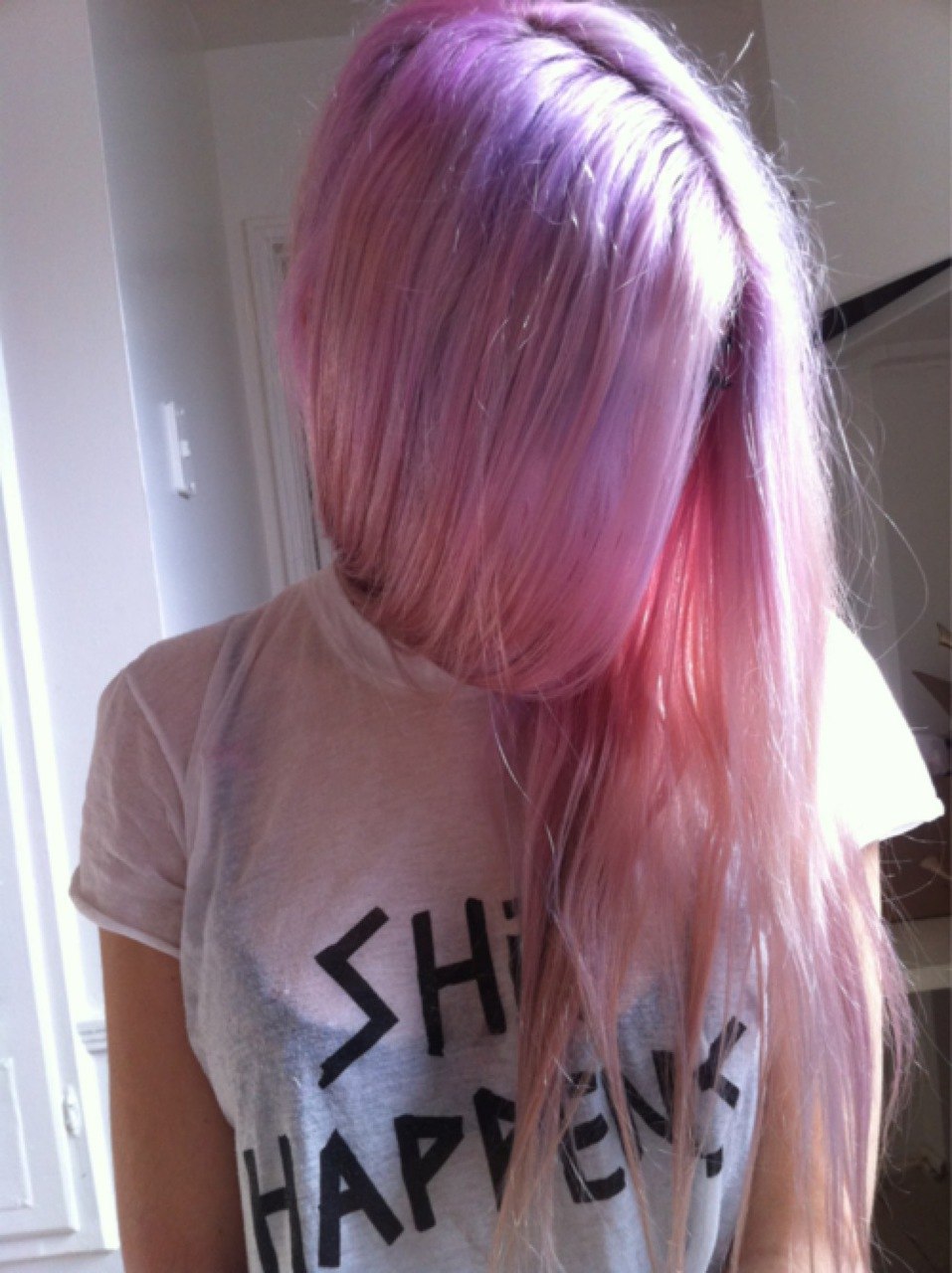Девушка с розовыми волосами без лица